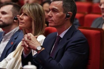 Begoña Gómez, esposa del presidente español, cumple orden judicial y entrega pasaporte.