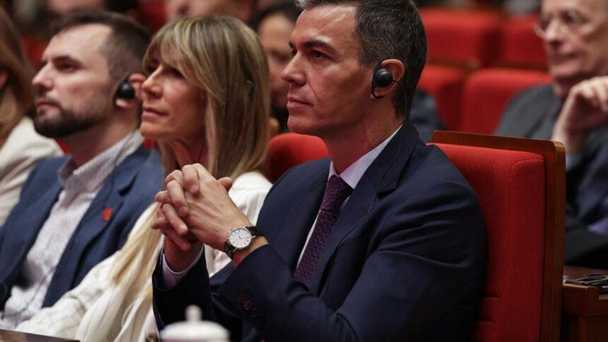 Begoña Gómez, esposa del presidente español, cumple orden judicial y entrega pasaporte.