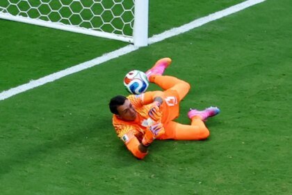 Bielsa sustituye al portero uruguayo tras un error vital contra España