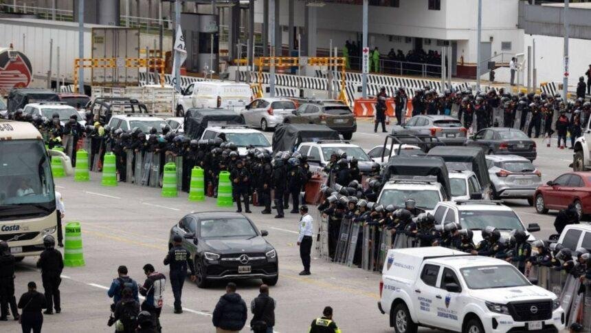 Bloqueo de normalistas causa cierre de caseta en México-Cuernavaca