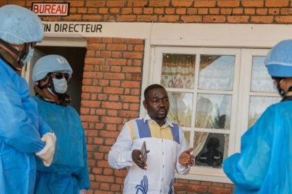 Brote de ébola en Congo enfrenta escasez de recursos y salarios bajos