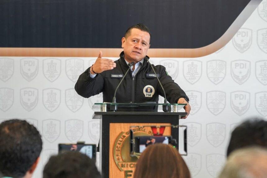 Carlos Torres Piña solicita licencia en la FGE para unirse a Morena