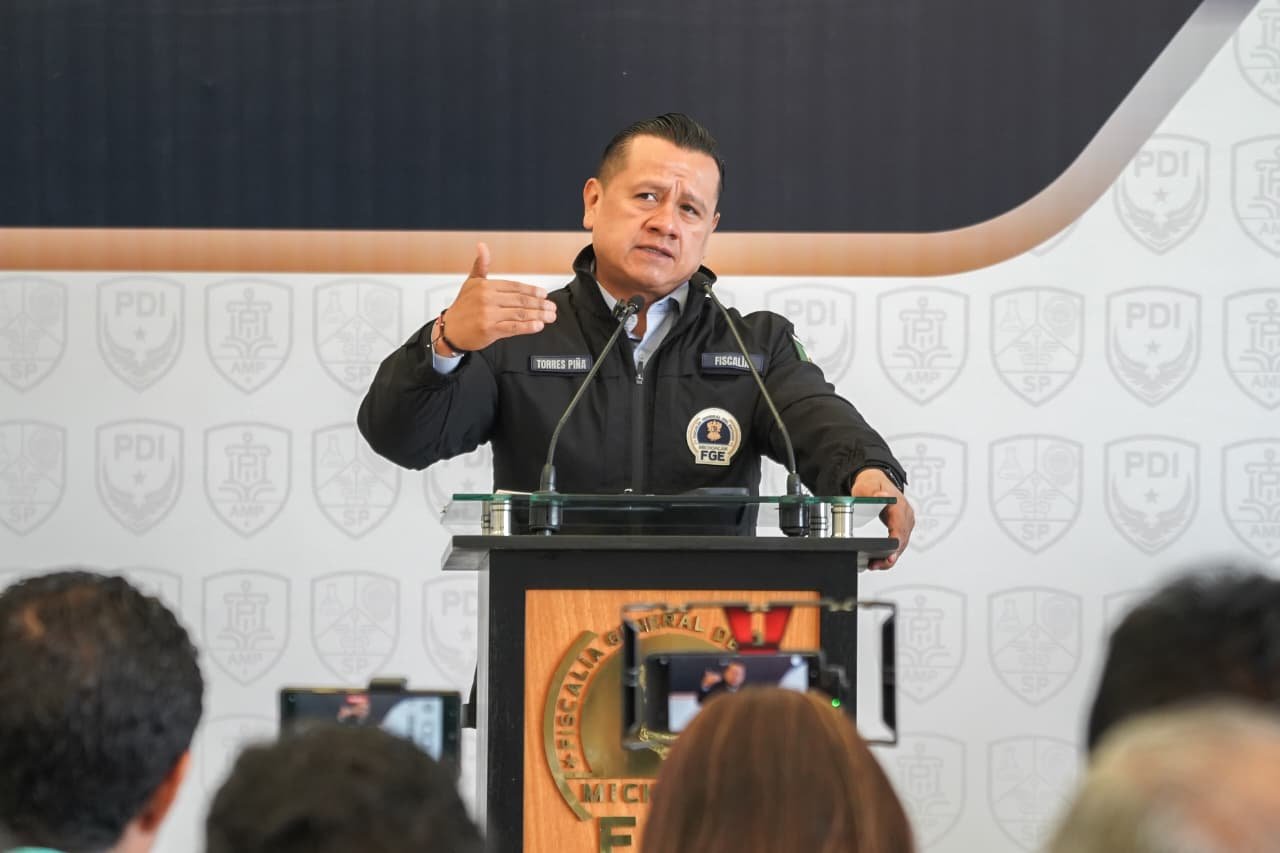 Carlos Torres Piña solicita licencia en la FGE para unirse a Morena