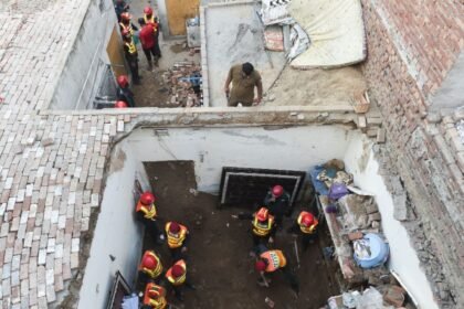 Catorce niños muertos tras colapso de techo escolar en Pakistán.