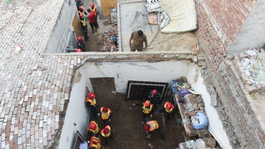Catorce niños muertos tras colapso de techo escolar en Pakistán.