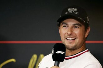 Checo Pérez celebra el avance de México en el Mundial y lo apoya