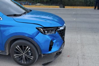 Choque proyecta vehículo al fondo de arroyo en Timoteo Lozano, León.