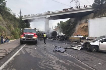 Cierre de carretera Chamapa-Lechería por incendio tras choque múltiple de pipa
