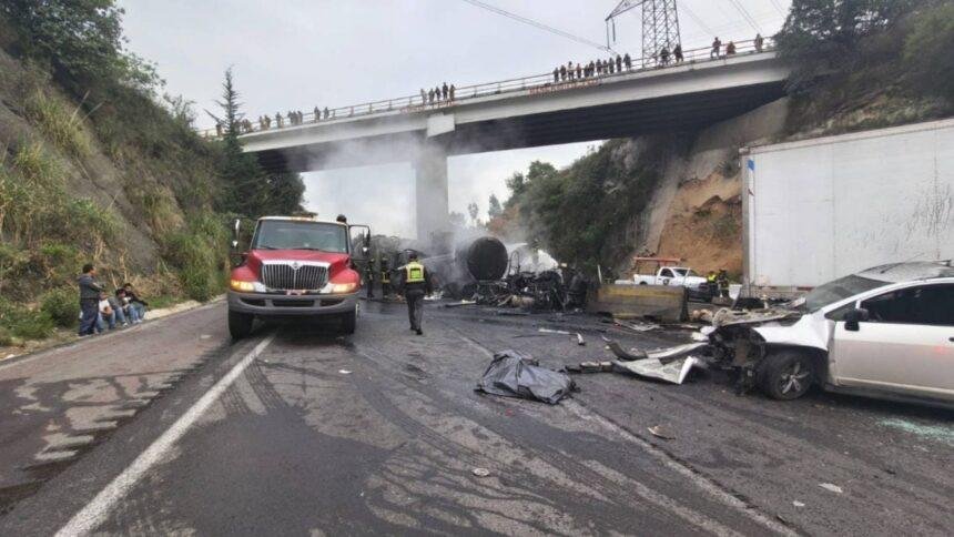 Cierre de carretera Chamapa-Lechería por incendio tras choque múltiple de pipa