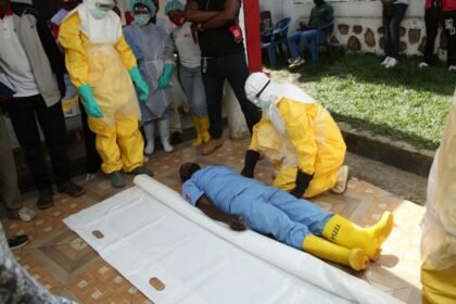 Cinco reos sospechosos de ébola huyen en Liberia y dan negativo.
