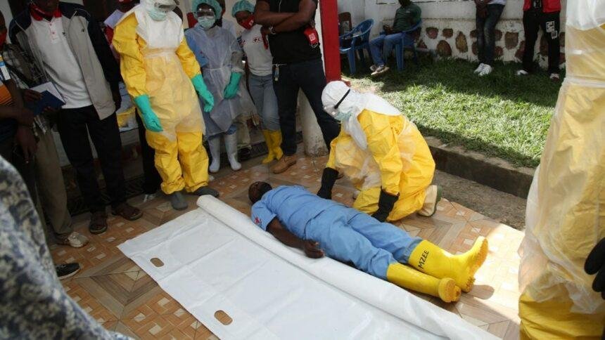 Cinco reos sospechosos de ébola huyen en Liberia y dan negativo.