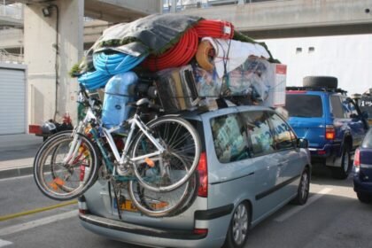 Circular con objetos sobresalientes en auto en CDMX: requisitos y multas