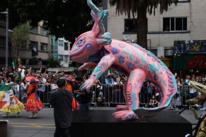 Clara Brugada es abucheada en el Gran Desfile Mundialista en Reforma