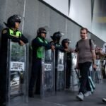CNTE amenaza con protestas en AICM y Estadio Azteca antes del Mundial