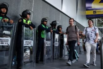 CNTE amenaza con protestas en AICM y Estadio Azteca antes del Mundial