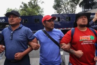 CNTE denuncia retención de funcionarios de Segob por amenazas de muerte a maestros.