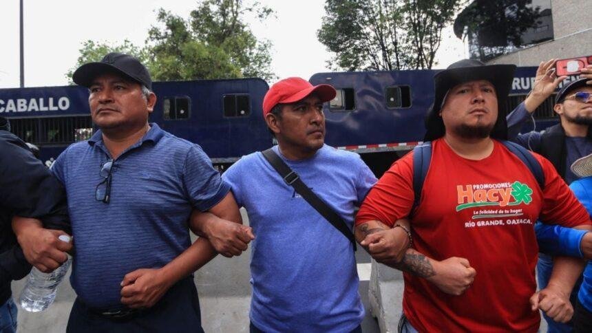 CNTE denuncia retención de funcionarios de Segob por amenazas de muerte a maestros.
