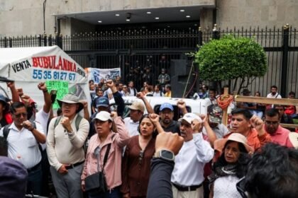 CNTE evaluará el levantamiento del plantón en el Zócalo tras 20 días de protestas.