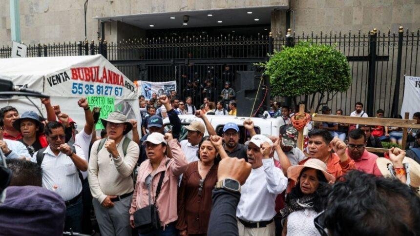 CNTE evaluará el levantamiento del plantón en el Zócalo tras 20 días de protestas.