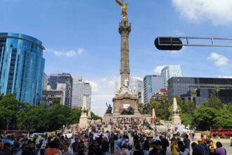 CNTE paraliza Paseo de la Reforma en protesta por el Mundial