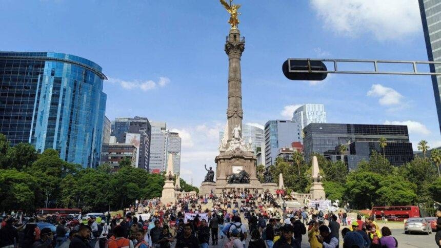 CNTE paraliza Paseo de la Reforma en protesta por el Mundial