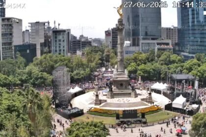Colectivos LGBT+ marchan hacia el Zócalo en la Ciudad de México a pesar del Fan Fest