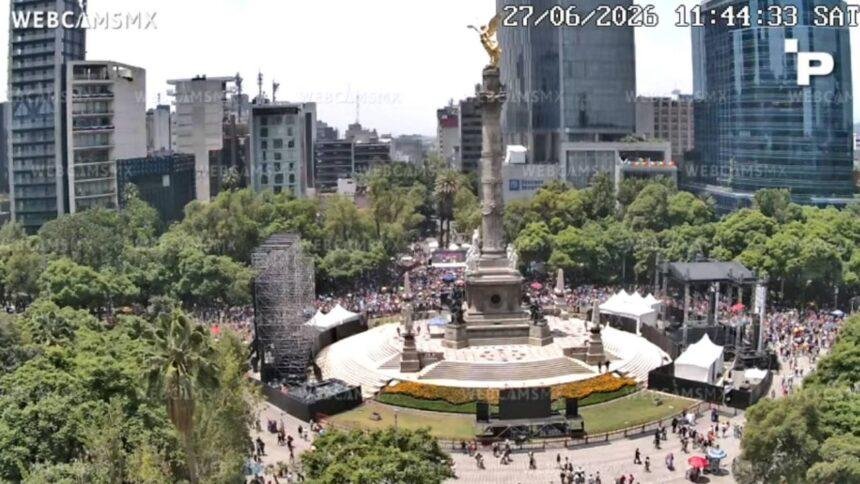 Colectivos LGBT+ marchan hacia el Zócalo en la Ciudad de México a pesar del Fan Fest
