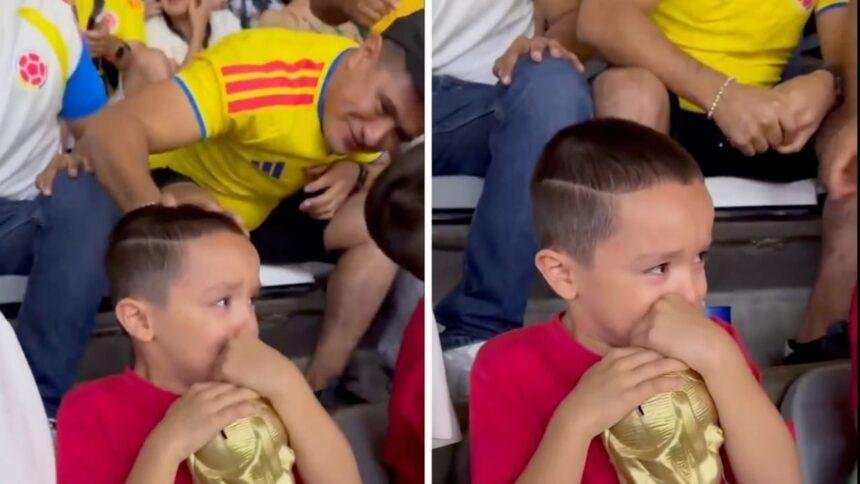 colombianos consuelan a un nino en el azteca tras la Colombianos consuelan a un niño en el Azteca tras la derrota