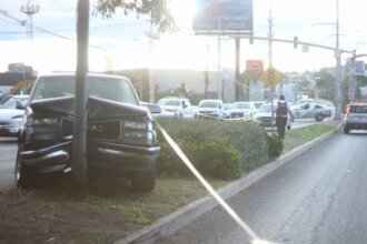 Conductor choca contra poste tras intento de robo a balazos