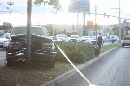 Conductor choca contra poste tras intento de robo a balazos