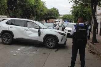 Conductora vuelca su camioneta en León tras sufrir convulsión al volante