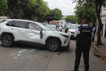 conductora vuelca su camioneta en leon tras sufrir convulsion al Conductora vuelca su camioneta en León tras sufrir convulsión al volante