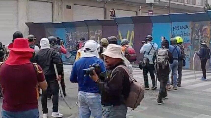 Confrontación en marcha de la CNTE deja un herido y tensión creciente