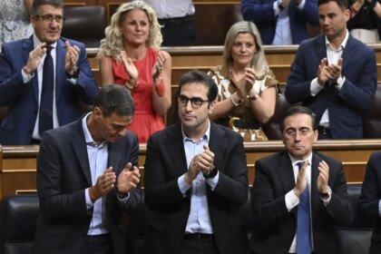 Congreso de España exige dimisión de Pedro Sánchez por corrupción en su entorno.