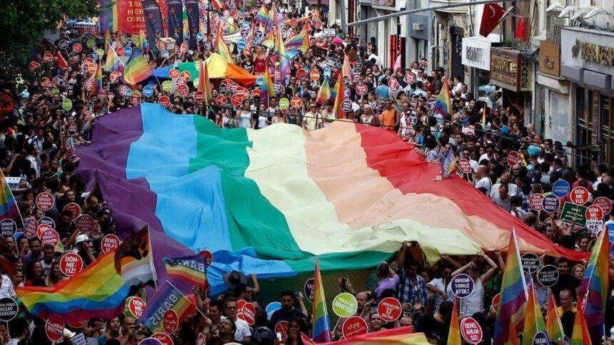 Cuarenta detenidos en Turquía durante marcha del Orgullo LGBT+ prohibida desde 2015