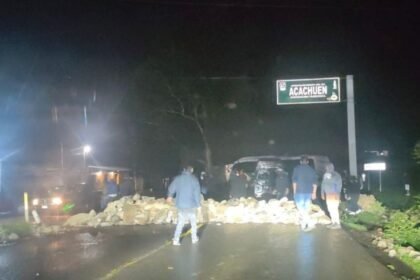 Desaparece médico en camino de Acachuén a Morelia; familiares bloquean carretera