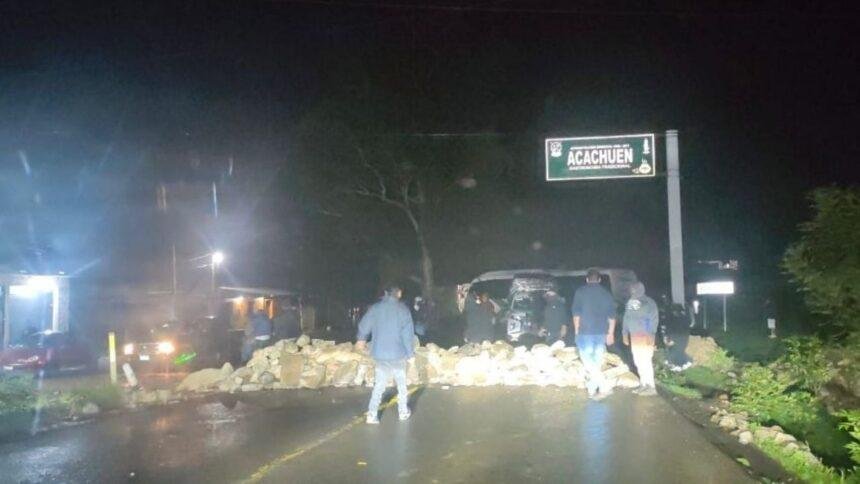desaparece medico en camino de acachuen a morelia familiares bloquean Desaparece médico en camino de Acachuén a Morelia; familiares bloquean carretera