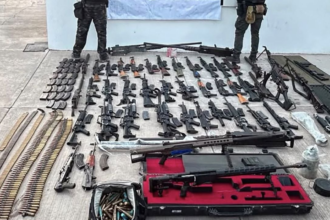 Descubren arsenal militar en camioneta abandonada en Badiraguato