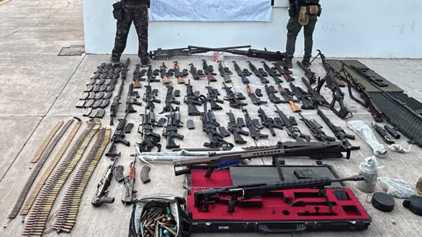 Descubren arsenal militar en camioneta abandonada en Badiraguato