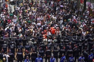 Detenciones en manifestaciones frente al Estadio Azteca generan controversia académica.