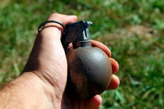 Detienen en la CDMX a un hombre con granada de fragmentación y drogas.