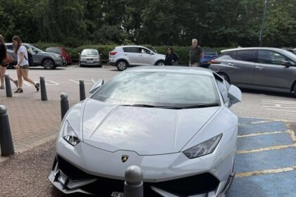 dueno de lamborghini responde tras criticas por estacionarse en espacio Dueño de Lamborghini responde tras críticas por estacionarse en espacio discapacitados