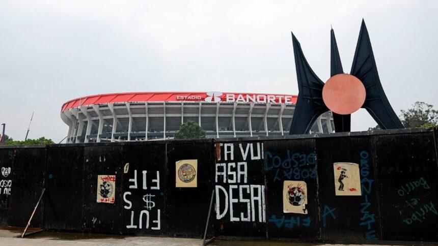 Dueños de palcos en Estadio Azteca amenazan con frenar inauguración del Mundial