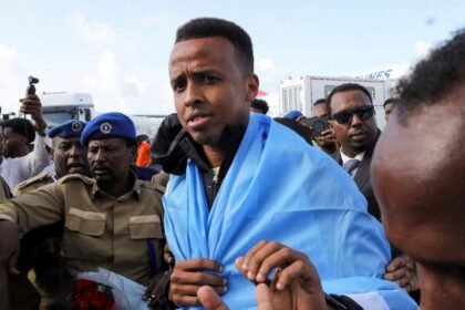 El árbitro somalí vetado del Mundial regresa como héroe a su país