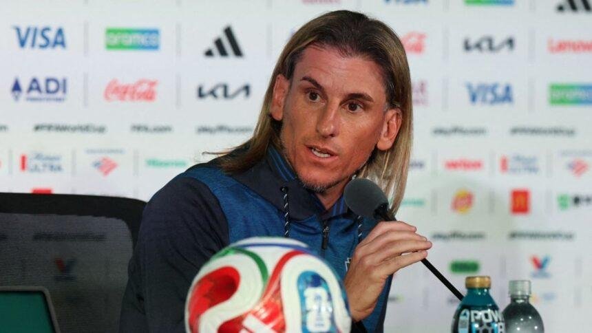 El DT de Ecuador critica la logística para llegar a CDMX ante el Tri