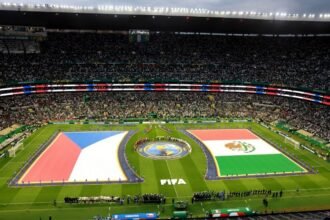 El Himno Nacional Mexicano resuena en el Estadio Azteca antes del Tri