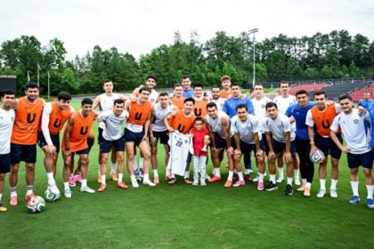 El niño consolado en el Azteca visita el entrenamiento de Uzbekistán