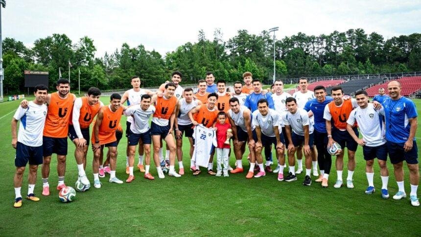 El niño consolado en el Azteca visita el entrenamiento de Uzbekistán
