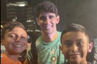 Empleado conmueve a niños que esperaban a Marruecos en Monterrey