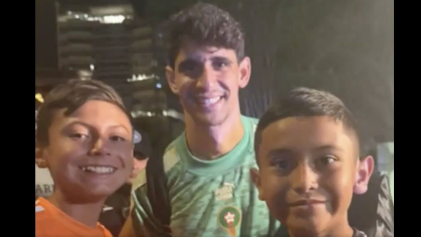 Empleado conmueve a niños que esperaban a Marruecos en Monterrey